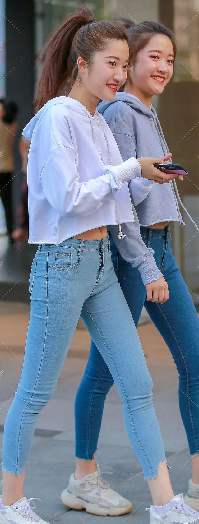 牛仔裤|紧身牛仔裤搭配短款卫衣，休闲随性又添温柔优雅感，俏皮减龄似18岁