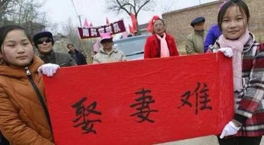 中原壹点 担心18岁儿子娶妻难，男子带着儿子辗转千里，接15岁网友回家当“儿媳”