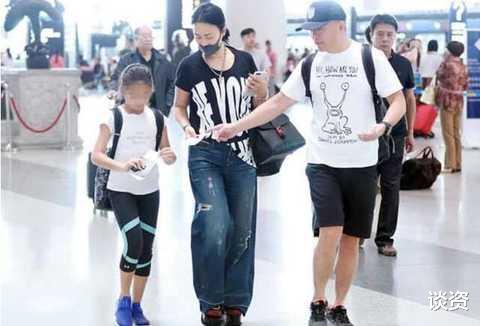 那英|那英带女儿在伦敦买奢侈品,被指嗓门大态度凶,女儿家教严格乖巧安静