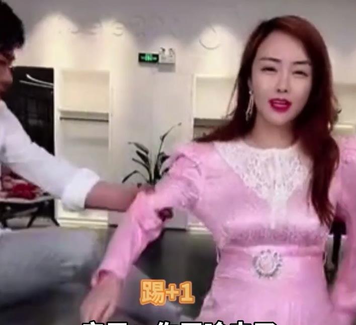 |网红辛巴直播连踹妻子5脚，还将她锁喉放倒在地，女方仍面带微笑