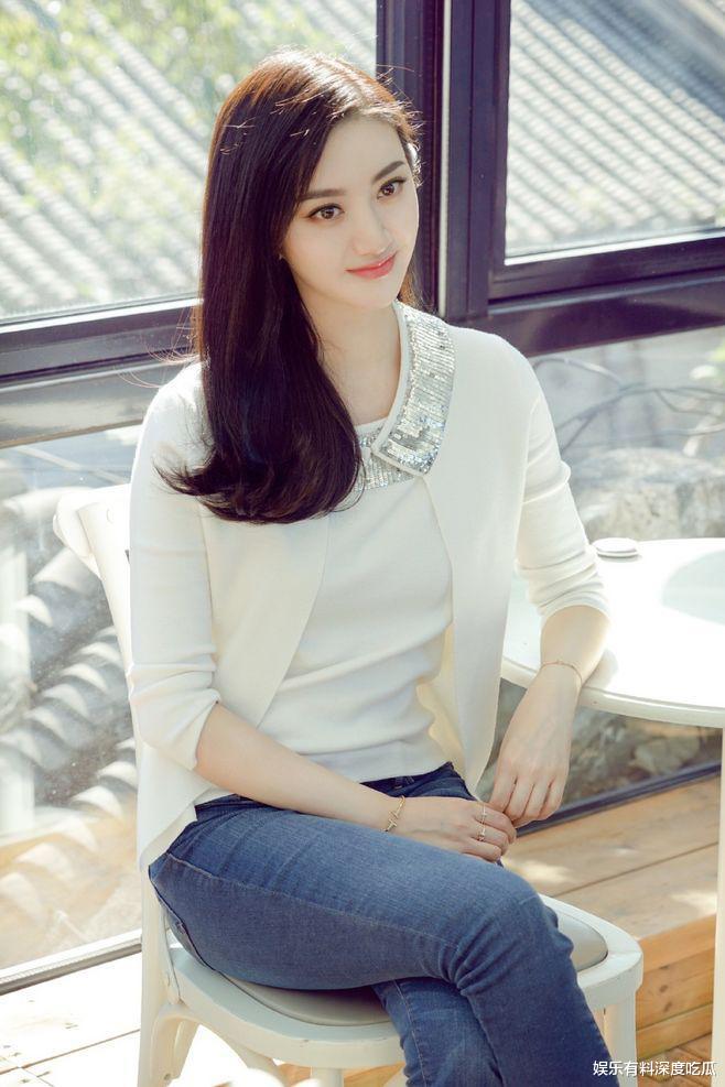 景甜|景甜：越来越“大胆”！v领吊带太惹眼，尽显丰满好身材