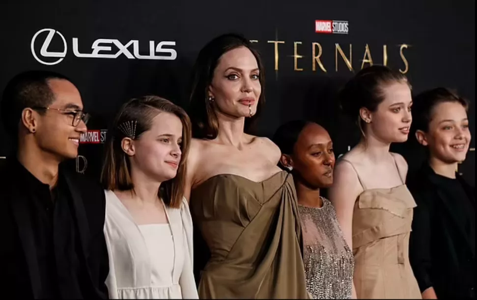 朱莉|朱莉嘴上装了个怪东西！离婚受刺激？女儿穿同款比美