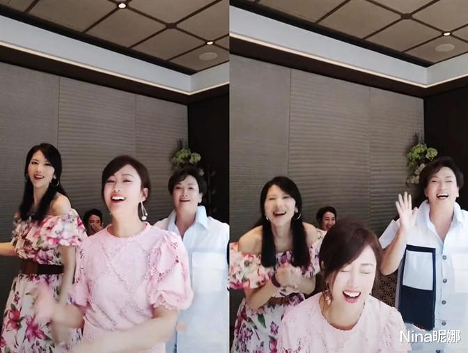 梁小冰|梁小冰现身港姐聚会！52岁穿粉衣跳舞似选美现场，关咏荷捂嘴害羞躲身后意外抢镜