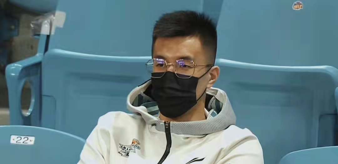 郭艾伦|郭艾伦今天又淘气了！张镇麟找他击掌，大漂亮戴眼镜故意虚晃一枪