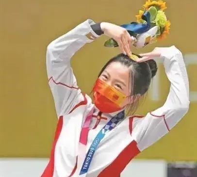 清浅微笑的我|奥运冠军杨倩“西海岸服装”竟惹这么大风波，估计没人会预料到