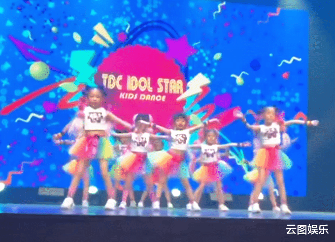 家产|富士康老板娘一家拜年，儿子帅气女儿可爱，三人或继承400亿家产