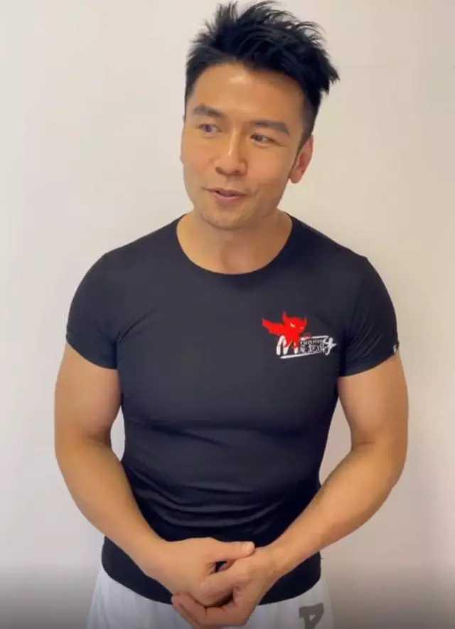 张梓琳|欢迎港星唐文龙移居大陆发展！普通话超正，T恤价格288被指亲民