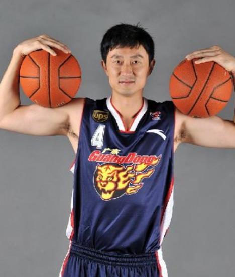 杜锋|中国男篮杜锋：姐姐开餐馆供他打篮球，成名后给姐姐养孩子