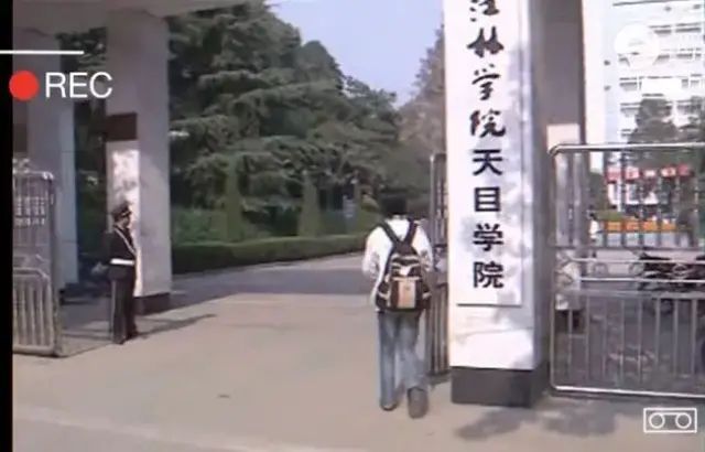 美丽|曾“背母上学”的刘霆,十年后变性成美女,参加选美比赛成功获奖