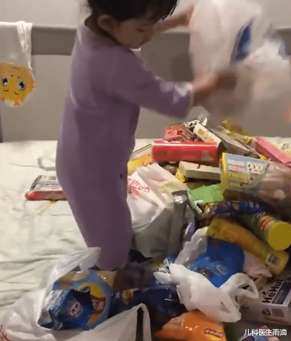儿科医生雨滴|幸福来得太突然！宝爸醉酒后给女儿买零食，铺满整张床，女儿懵了