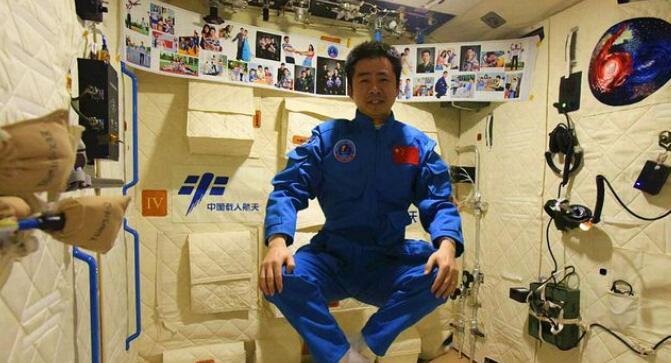 航天员 航天员在太空3个月，如何洗澡、理发？回来身上会臭吗？