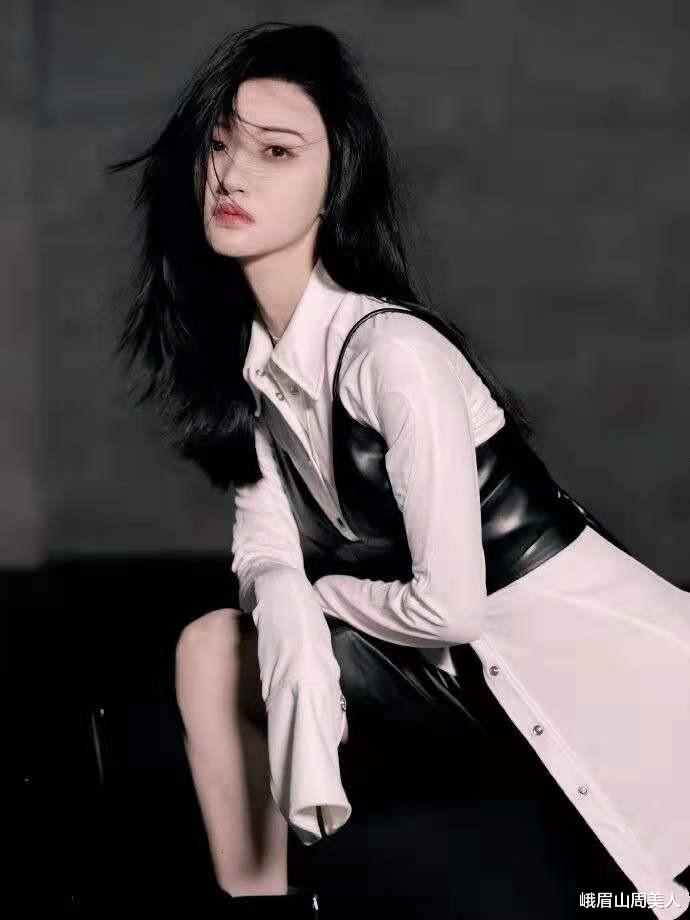 峨眉山周美人|景甜《花神》大片释出，穿艳红梦幻纱裙美艳又高级，网友：太惊艳