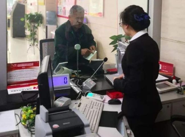 银行 银行年利率近4.9%没人存？员工诉苦：现在的储户太难“伺候”了