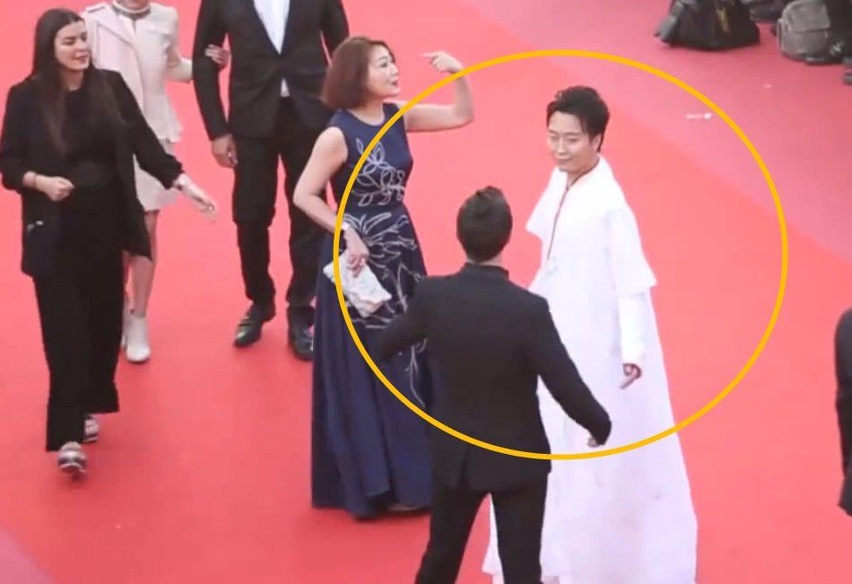 吴宣仪|吴宣仪红毯披肩滑落上热搜，红毯事故频发，是真事件还是为博眼球