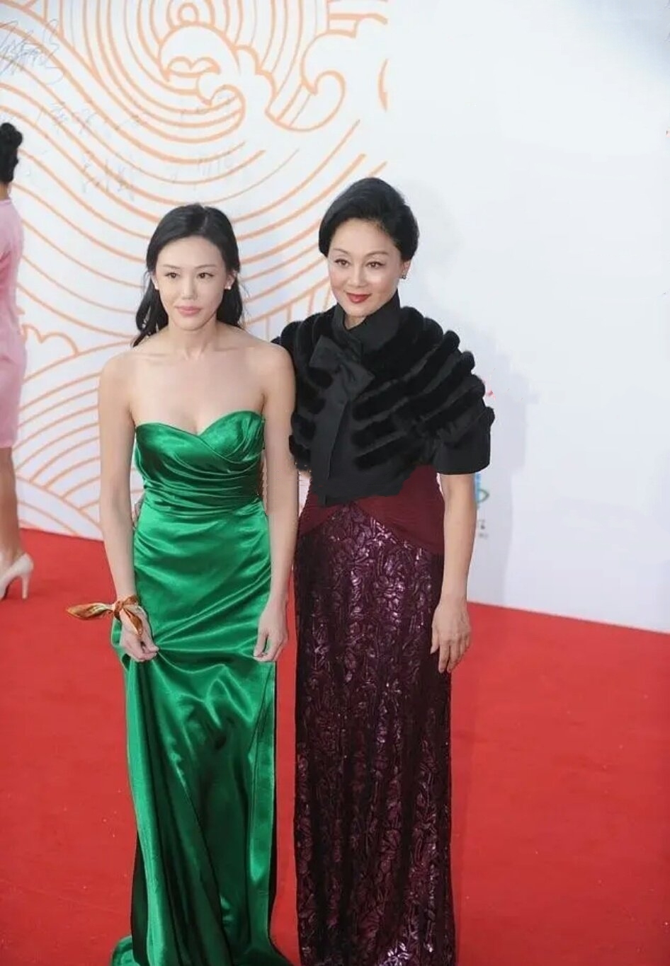 高丽雯|王姬带女儿亮相活动，高丽雯为抢镜穿抹胸裙，但气质却不如妈妈