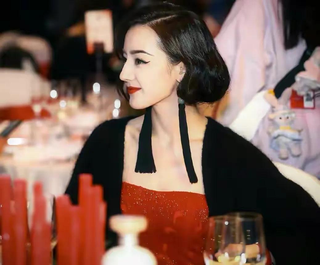 许晴|唐嫣红毯造型没长进！杨幂刘诗诗惊艳四座，蒋勤勤年龄大缺乏自信