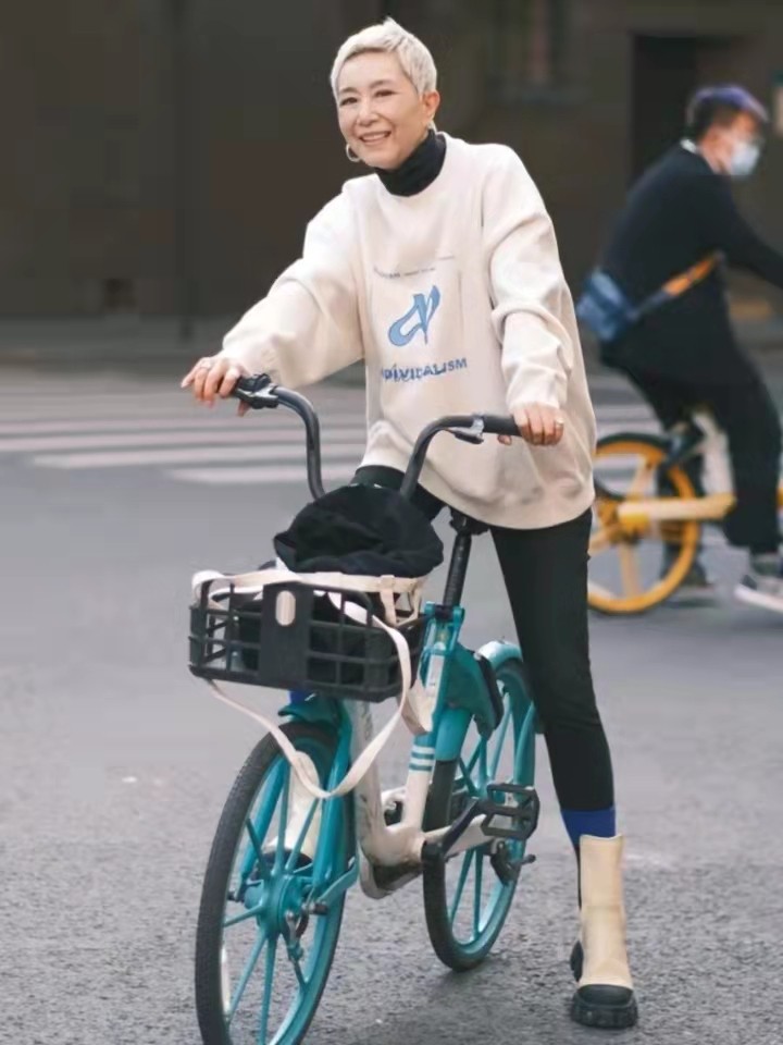 蔬菜 看不出她已经60岁了，白色超短发又酷又飒，时髦穿搭比年轻人还潮