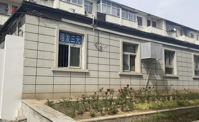 映象网 67岁老人的三元理发店：人多时排到屋外，慢慢成陪伴