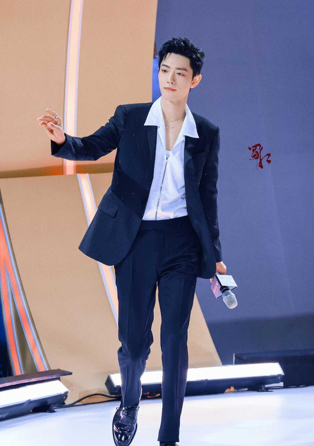 肖战|肖战《如梦之梦》玫瑰花墙里的品牌越来越多，TODS花墙很用心