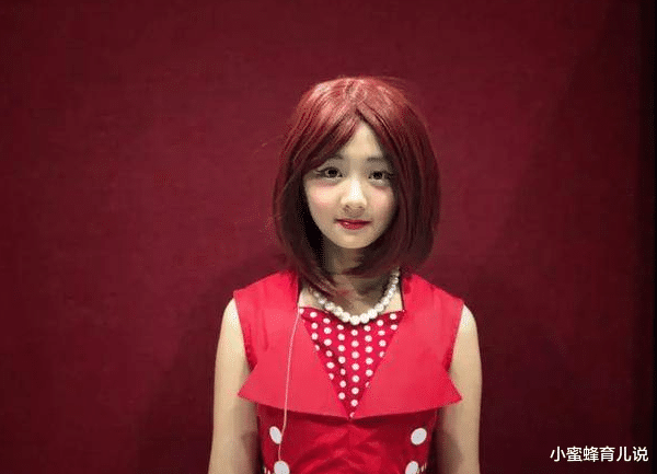 黄忆慈|黄多多穿“白透丝”坐地上拍照，被骂上热搜：这就是你教的女儿？