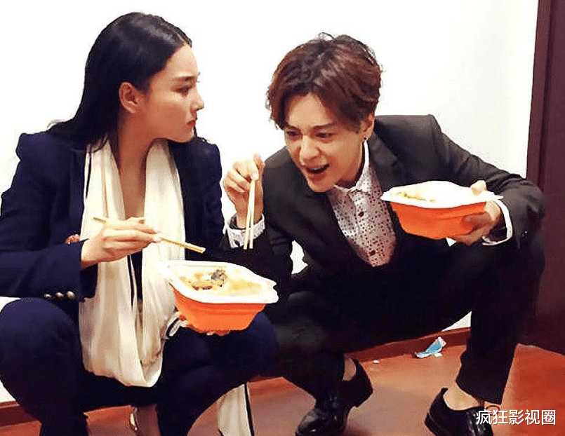 凯莉·詹娜|盘点蹲姿拍照的女明星，关晓彤“亚洲蹲”难度最大，腰腿呈90度角