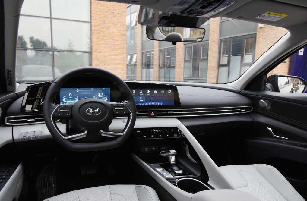 现代伊兰特|又一合资发飙！比A4L漂亮，轴距2720油耗4.9L，不给卡罗拉留活路