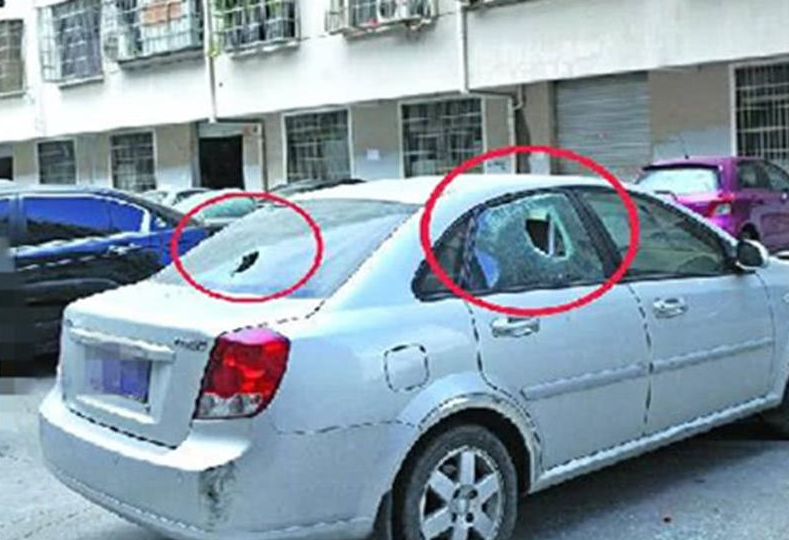 女司机乱停耽误大爷装修,大爷拿喷漆报复,给你穿身“白衣服”