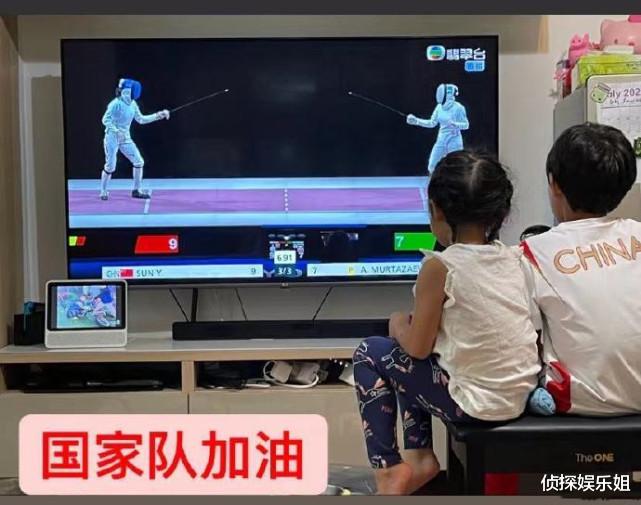 英皇|霍启刚携儿女为中国奥运健儿加油，女儿站国旗下举着妈妈金牌卖萌