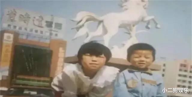 姐姐|郭威童年照曝光，穿姐姐的旧衣服，打扮像个放牛娃，没一张有笑容