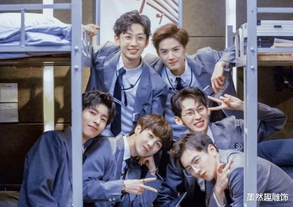 米卡|INTO1成团100天照片，周柯宇清冷，米卡造型独特，看到刘宇：爱了