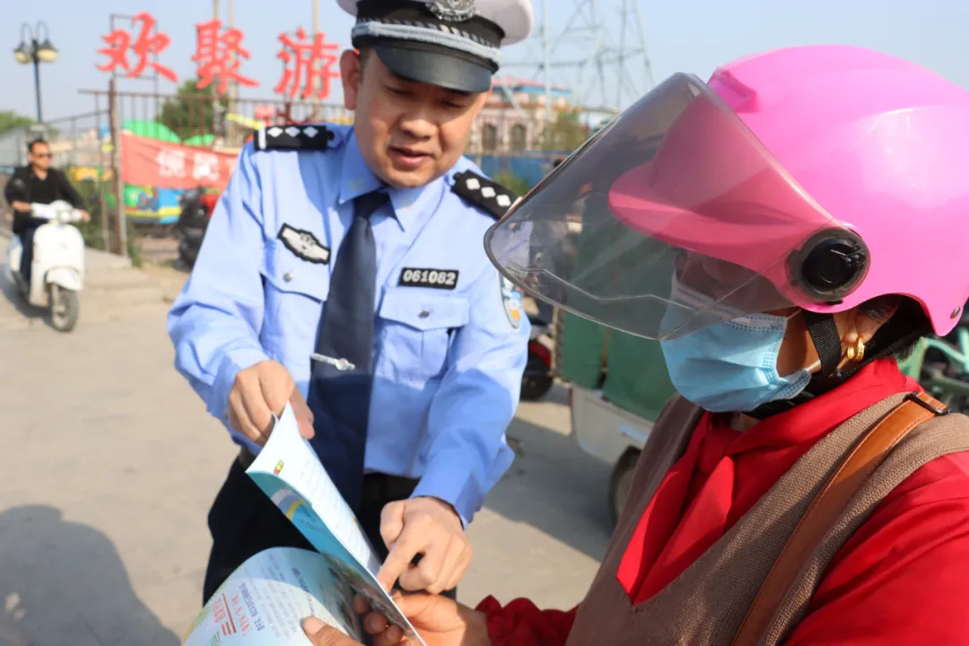 盐山交警 【一盔一带】盐山交警参加“512”全国防灾减灾日宣传活动