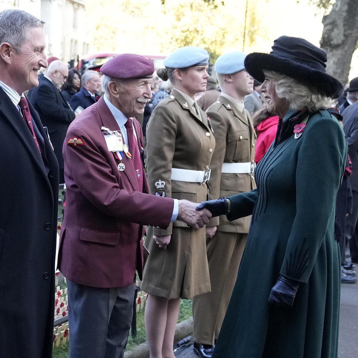 全球时尚风行 卡米拉晋升成“变美教科书”!百褶绿衣凹出水桶腰,王后气场很浓