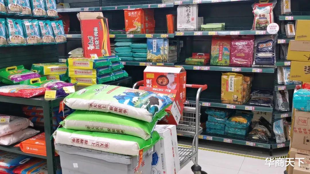不是吧,洗劫后的超市怎么没人啦?等家里的菜放坏了,又出来买了