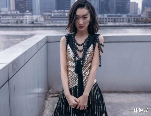 周冬雨|周冬雨29岁身体亮红灯？双腿无力站起，被两名男子架上车拖走