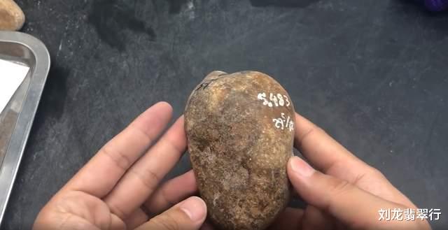 雕刻|玉石记：2000块的“土豆”传奇蜕变，给手艺人点个赞