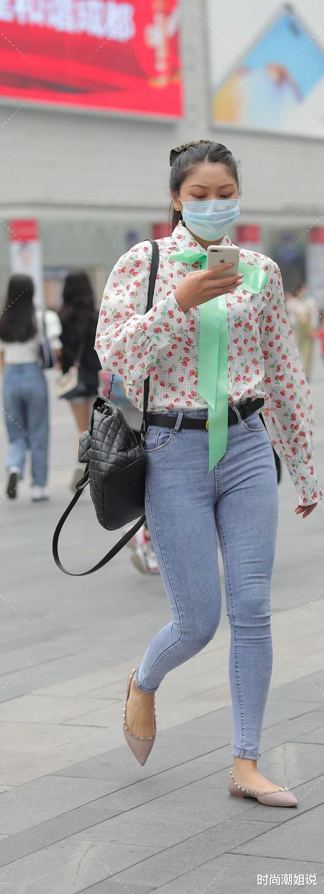 穿衣搭配|牛仔裤穿搭会显得脸型很好，游走在高贵与活泼之间，身材完美