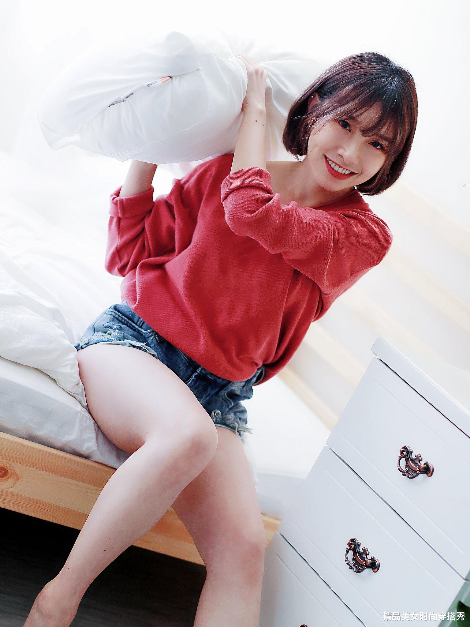 精品美女时尚穿搭秀|西瓜红色的针织衫上衣，下搭牛仔短裤，很是清凉，个性又时尚