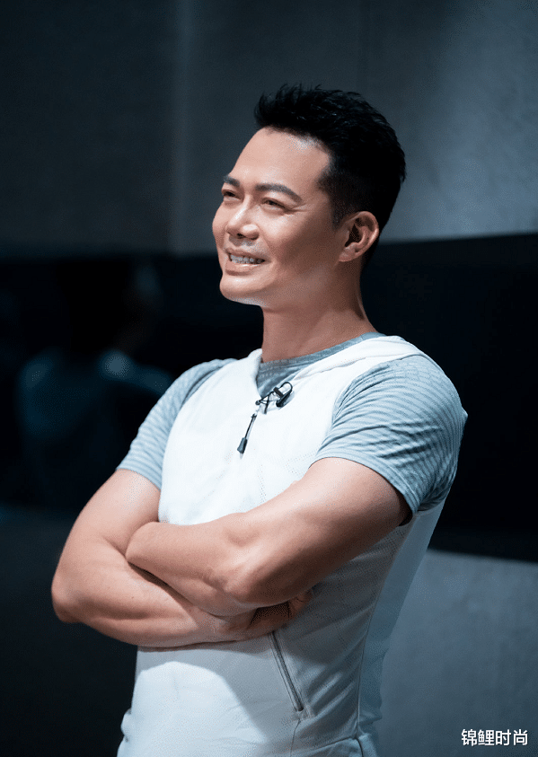 锦鲤时尚|陈小春谢天华披荆斩棘，同框引发“古惑仔”回忆，港风魅力仍不减