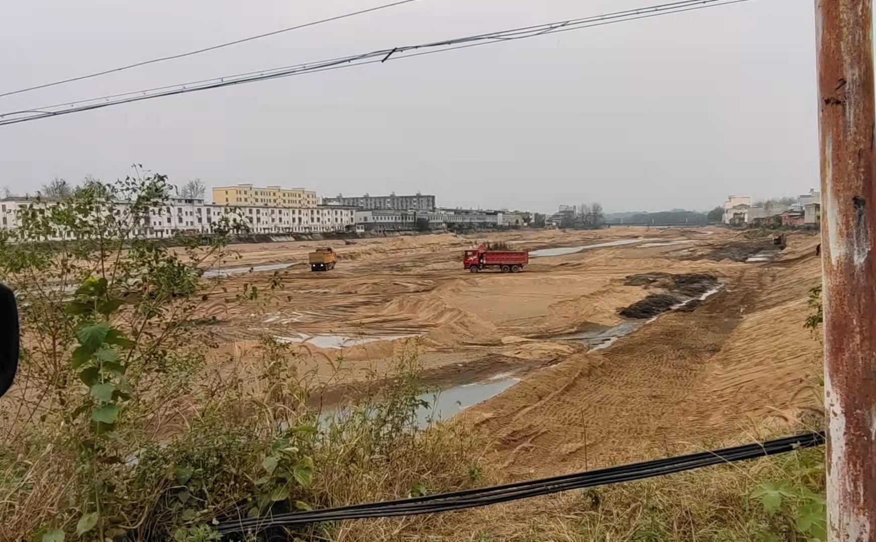 一路风景同行 光山县晏河乡的晏河，一处河床被挖坏损毁，河沙土被运至另一方