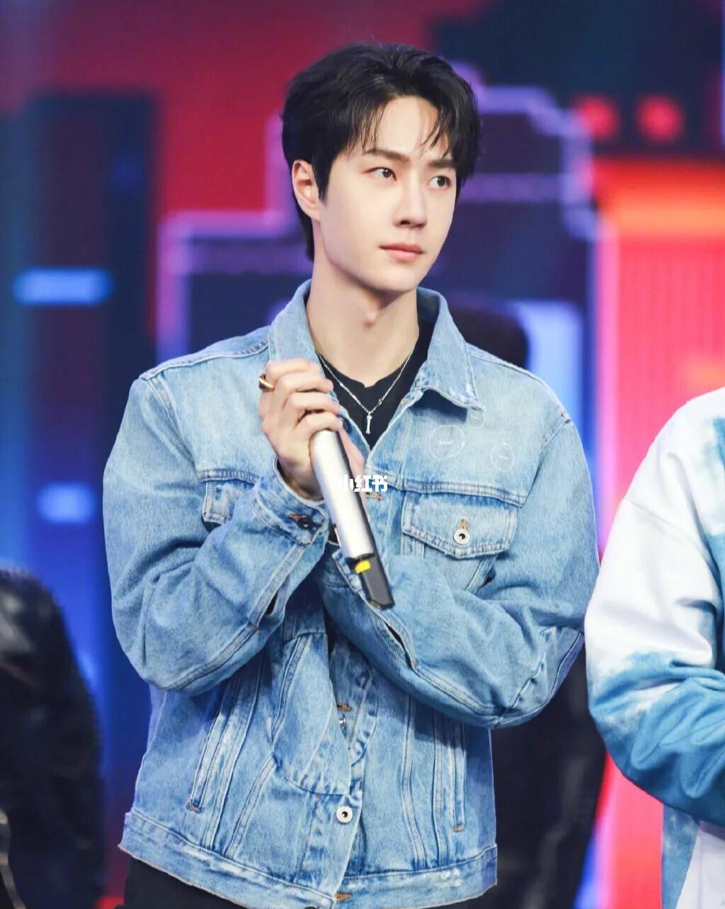 江疏影|别再问王一博为何不考主持证了，无证主持了几年已经是给他的馈赠