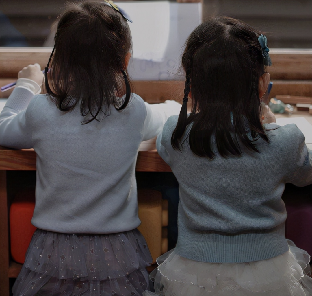 谢娜|谢娜晒出二胎女儿小咘芽，双胞胎姐妹温馨同框，三位公主超幸福