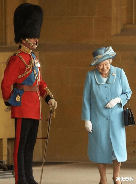 菲利普親王為慶祝結婚65年紀念日，扮成侍衛站的筆直，為逗女王笑-圖2