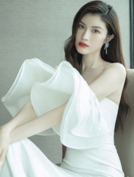 灵熙说珠宝 何穗11套礼服，尽显霸气模特气质，优雅中略带性感