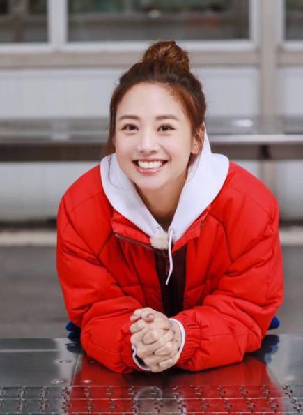 华晨宇|16岁出道被亲妈当取款机，后公司逼迫整容，如今何炅把他宠成公主