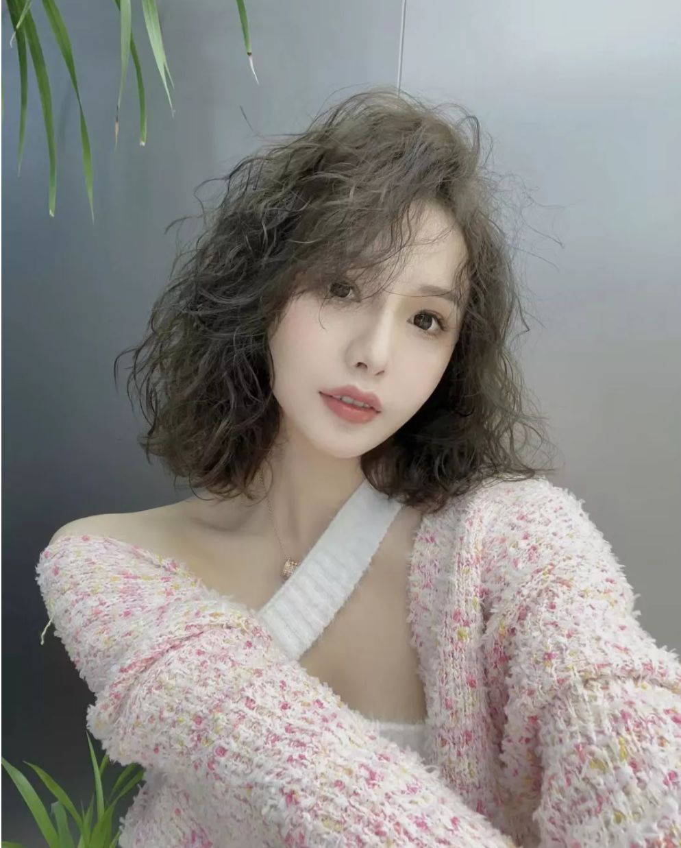 西装 2022流行整头烫，蓬蓬的很洋气，很适合头发少的姐妹