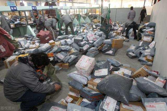 生活报 工资条应发一万多，七扣八扣，只剩56块？