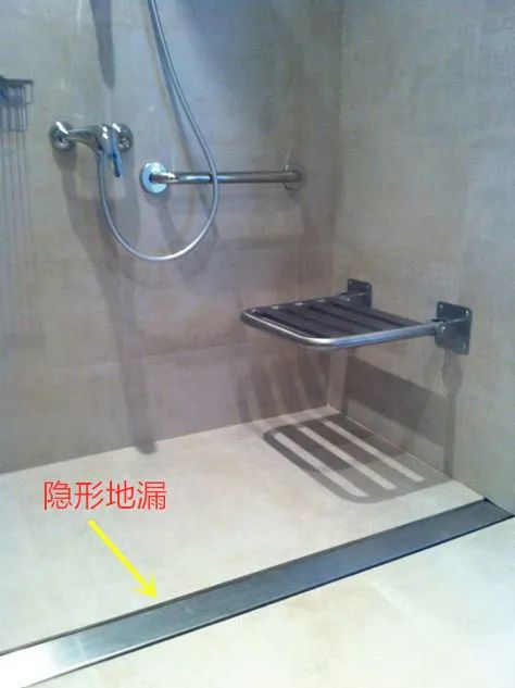 时尚装修设计大全|很好奇：卫生间装长条地漏，为什么师傅要装在淋浴房门边？
