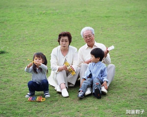 洞鉴君子|“孩子大了，我们自己带”65岁阿姨委屈：当了5年保姆，反被嫌弃