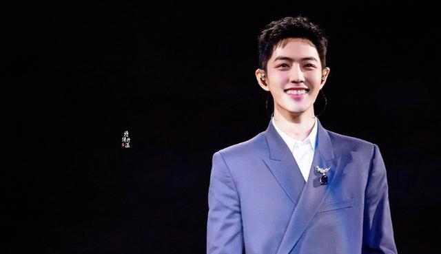 肖战|知名作家评价肖战：太火爆的原因是机遇和实力齐头并进的结果