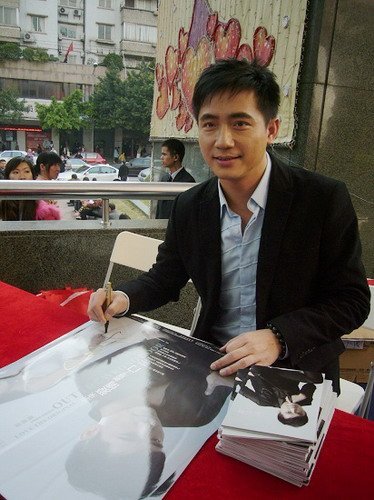 彭新智|《外来媳妇本地郎》康祁耀戏里万人迷，戏外身家过亿，已婚生子？